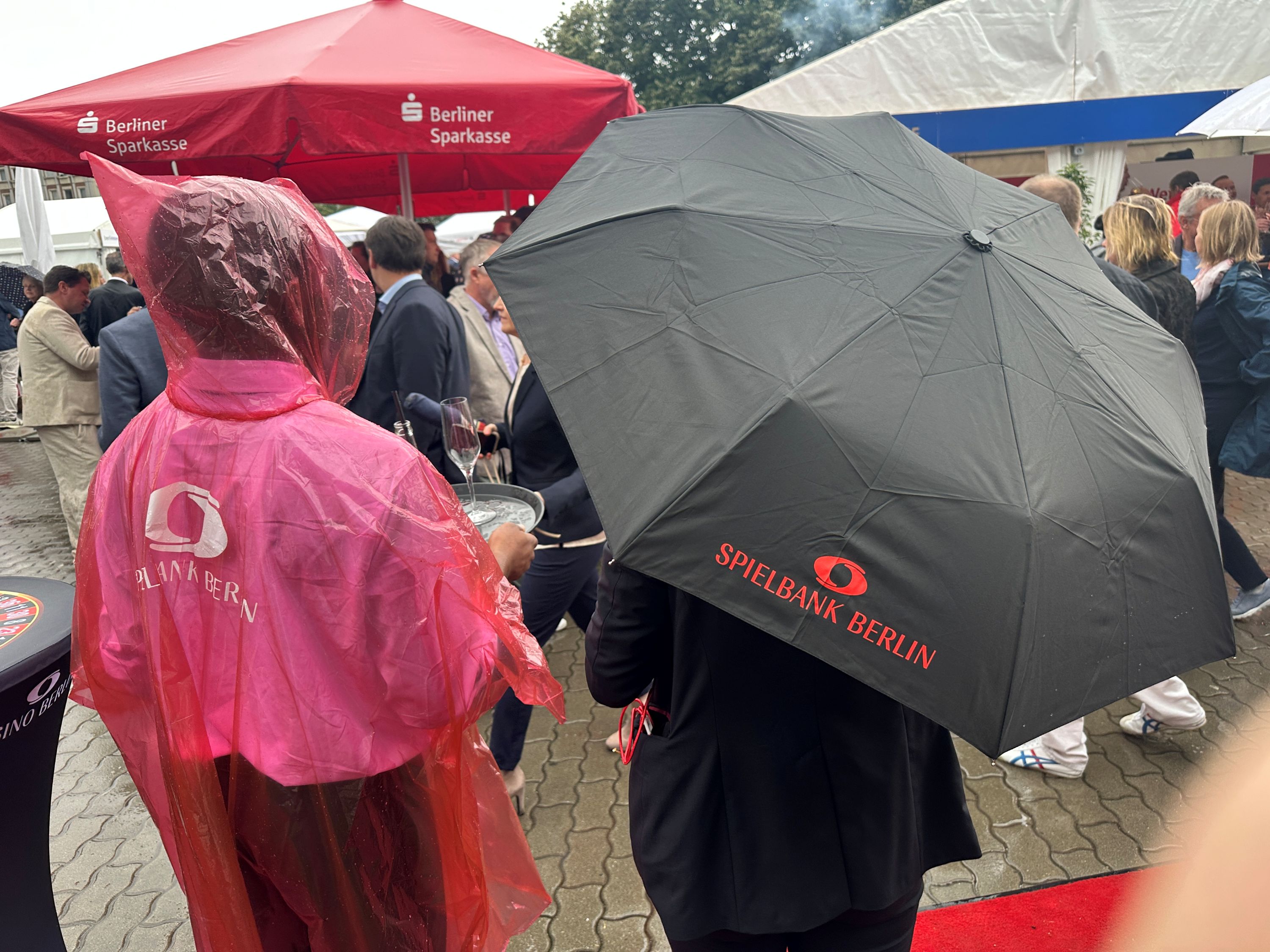 Berliner Wetter, starker Auftritt: Mit gebrandeten Regenschirmen und Regencapes war die Spielbank Berlin bereits zu Beginn des Hoffestes ein Jackpot | BERLINboxx